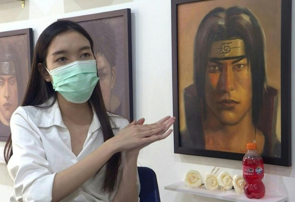 Jinnipha Nivasabut devant le portrait d'Itachi Uchiwa