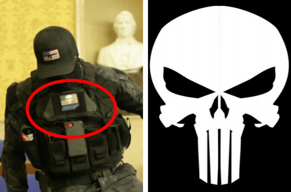 On peut apercevoir le logo du Punisher sur la tenue des émeutiers