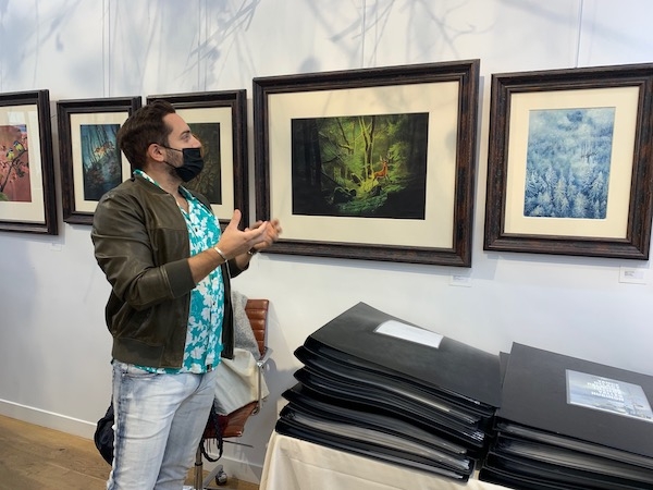 Benjamin Lacombe devant une planche de Bambi à l'exposition Shizen